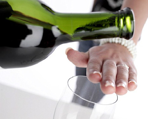 Dù nguy hiểm song bệnh có thể dễ dàng phòng ngừa bằng cách bỏ thói quen hút thuốc lá, lạm dụng rượu bia. Thay vào đó, kiên trì theo đuổi các bài tập hàng ngày nhằm kiểm soát đường máu, tránh các yếu tố gây stress.