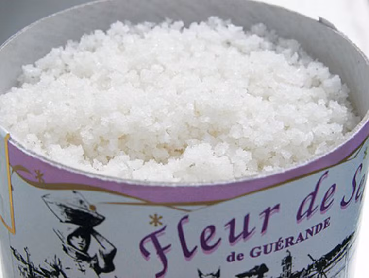 Ngăn ngừa muối vón cục. Muối để lâu dễ bị vón cục. Trường hợp này, các bà nội trợ chỉ cần dùng một vài hạt gạo đặt vào. Gạo sẽ nhanh chóng loại bỏ độ ẩm không cần thiết.
