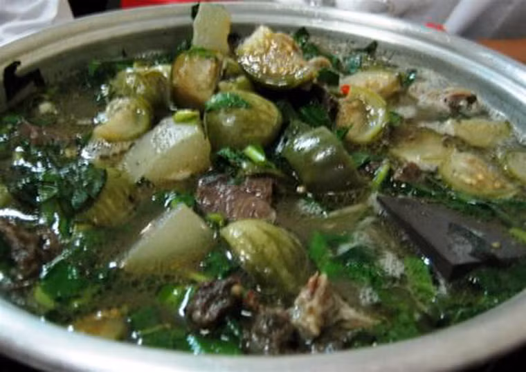 Cà đắng có thể chế biến thành nhiều món khác nhau như nấu với cá tươi, cá khô, tép khô, thịt rừng hoặc cà đắng um ếch. Dù chế biến theo cách nào cũng không thể thiếu ba loại gia vị là ớt, lá é (lá quế xanh), lá và củ nén.