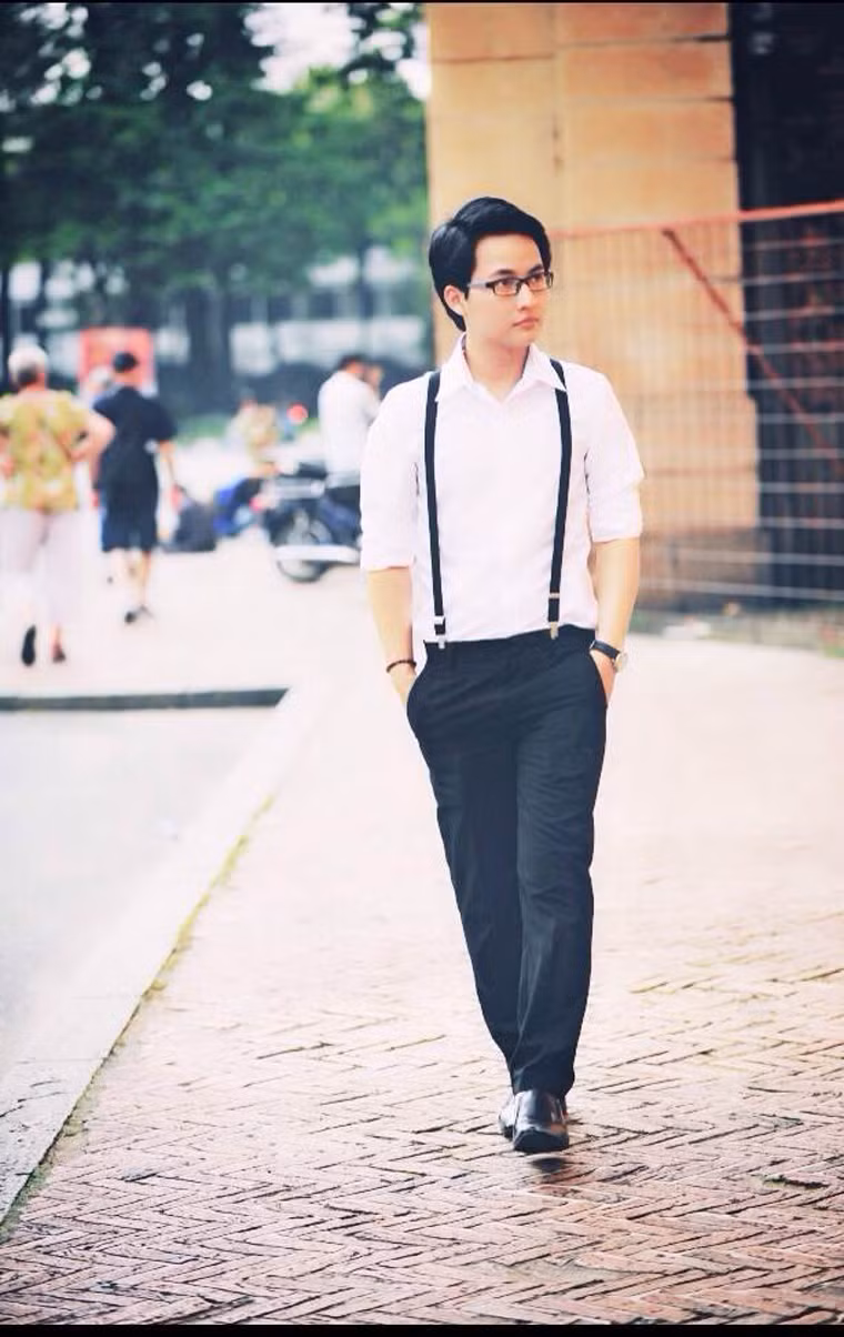 Được biết, với khuôn mặt điển trai, thường xuyên diện phong cách trẻ trung với sơ mi trắng, quần âu, giảng viên Lại Tiến Minh thường bị nhầm là sinh viên mỗi khi lên lớp.