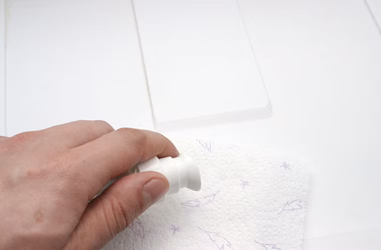 Nhằm loại bỏ mùi tanh của cá tận gốc, bạn nên dùng một chút vani cho vào khăn giấy, lau nhẹ trên khắp bề mặt vùng đặt cá rồi đóng cửa tủ, để vani tự khô.