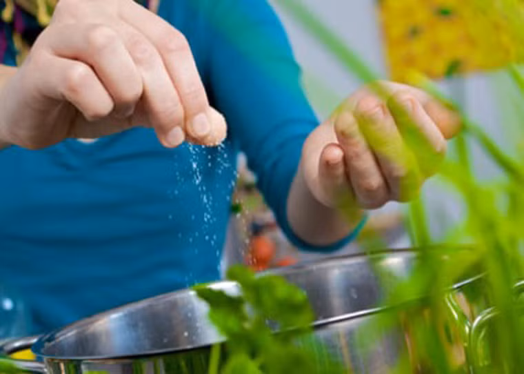 Xử lý món ăn mặn. Bạn có thể dùng một ít đường hoặc mật ong để “cứu” món ăn mặn do nêm quá nhiều muối. Cụ thể, bạn nêm khoảng 1 thìa cafe đường hoặc 2 thìa cafe mật ong nguyên chất. Độ ngọt dễ dàng giúp món ngon bớt mặn.