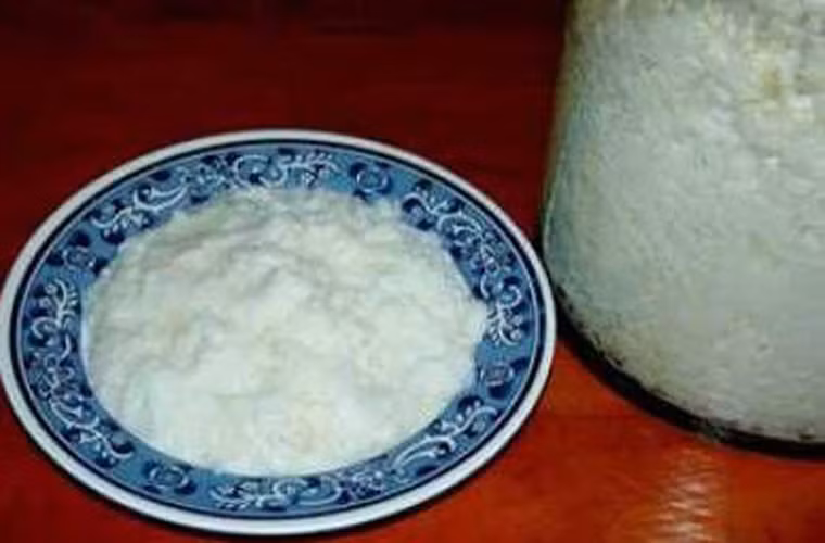 Ngoài măng tươi còn cần tới mẻ, hành, mùi tàu để mang lại hương vị đặc trưng cho món canh.