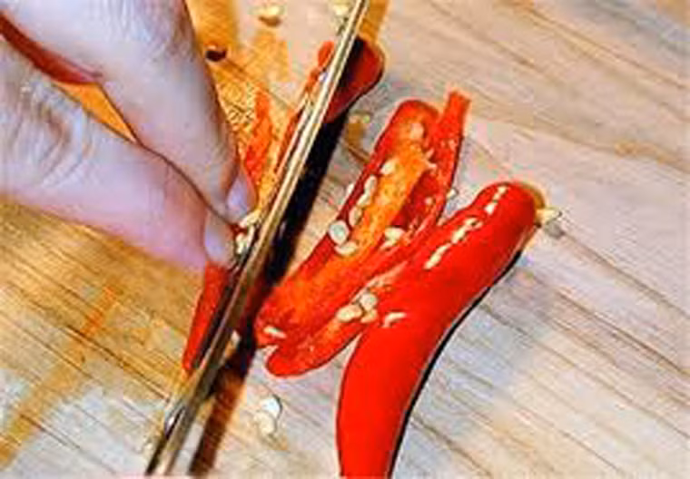 Loại bỏ hạt ớt dễ dàng. Hạt ớt không có lợi cho sức khỏe dạ dày. Để loại bỏ hạt dễ dàng, bạn chỉ cần vừa lăn vừa ấn nhẹ để hạt ớt long ra khỏi vỏ. Tiếp đó cắt bỏ phần đuôi, dùng tay bóp nhẹ là hạt có thể rơi ra hết.
