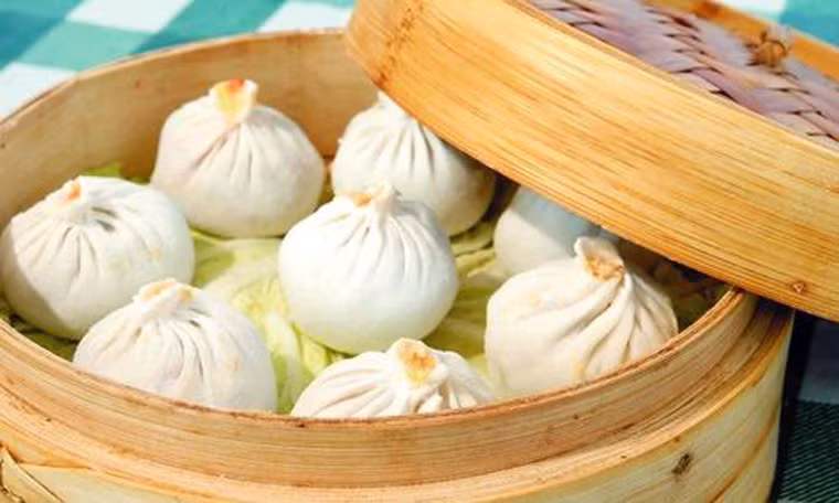 Bánh bao “chó cũng không thèm ăn”. Thương hiệu bánh bao Gou Bu Li có nghĩa “chó cũng không thèm ăn” là đặc sản của thành phố Thiên Tân. Tương truyền, một người tên Cẩu Tử ngay từ khi 17 tuổi đã nổi tiếng với khả năng làm bánh thơm ngon. Quán của Cẩu Tử quá đông khiến anh không có thời gian chuyện trò với khách. Thấy vậy, khách thốt lời trêu: "Cẩu Tử mải bán bánh bao, chẳng thèm quan tâm đến khách hàng", rồi cứ thế gọi thành quán bánh bao Gou Bu Li (Chó cũng không thèm).