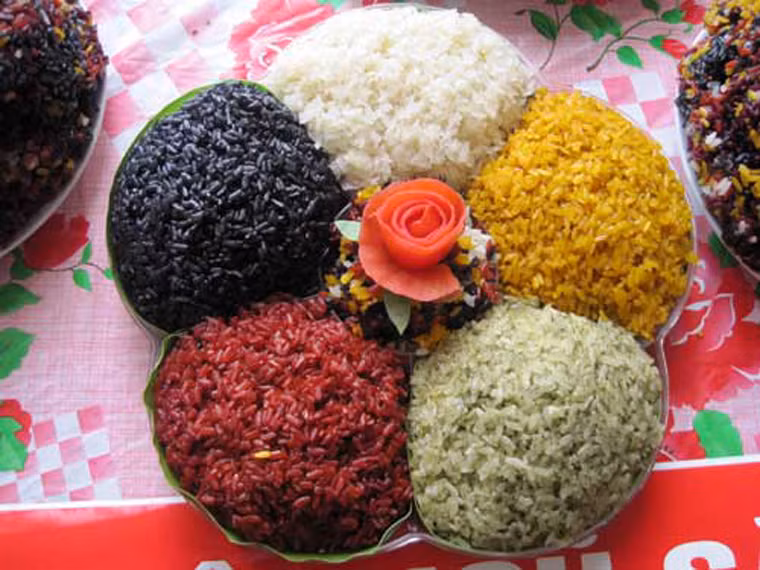 Xôi ngũ sắc. Muốn có đĩa xôi ngon, thơm dẻo, đồng bào dân tộc Thái phải tỉ mẩn trong từng khâu thực hiện. Đặc biệt để có được màu sắc rực rỡ, người ta không dùng đến hóa chất mà tận dụng các loại lá rừng. Loại lá này được chọn lựa kỹ càng sao cho không quá non hay quá già.