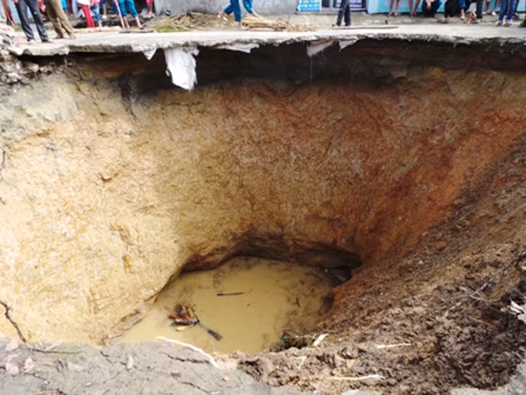 Thông tin ban đầu từ ông Lưu Vũ Lâm - Phó chủ tịch UBND huyện Yên Định, hố sụt lún có đường kính khoảng 10m, sâu 6m và chưa có dấu hiệu dừng lại.