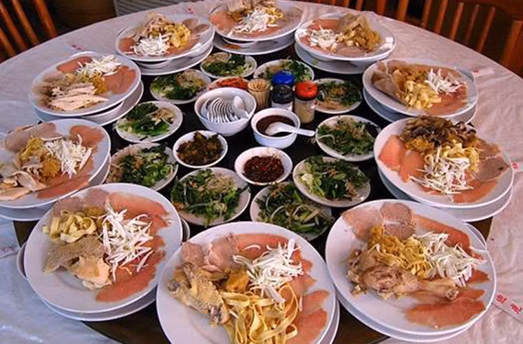 Bún qua cầu. Ngoài sự công phu trong chế biến, cách ăn, bún qua cầu còn nổi tiếng bởi truyền thuyết về sự ra đời của món ăn này. Chuyện kể, một người vợ nghèo ngày ngày qua cầu đưa mì cho chồng bận ôn thi ở một hòn đảo nhỏ.