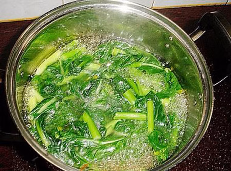Sử dụng xoong có kích thước lớn, đổ nhiều nước sẽ giúp bạn rút ngắn quá trình luộc rau và giúp rau xanh hơn. Khi vớt rau ra, nước luộc cũng nhanh nguội nên không bị đen đi.