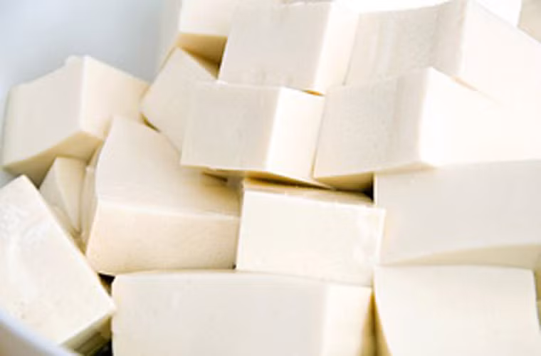 Đậu phụ Bình Long. Người dân nơi đây khá kén nguyên liệu làm đậu. Họ lựa chọn giống đậu tương mới, tròn đều, không lép để chế biến nên phần đậu trắng, mềm mát và thơm dịu.