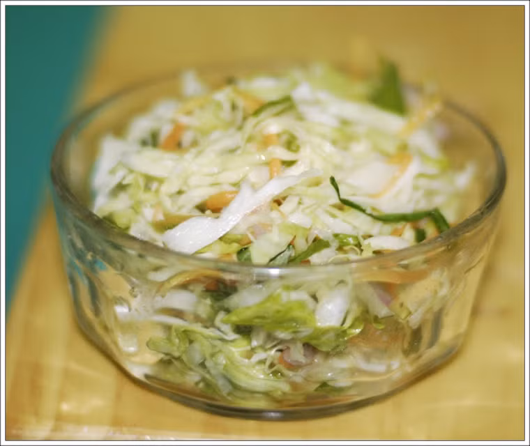 Dưa bắp cải. Bản thân bắp cải không gây hại bởi nó chứa khá ít cholesterol. Tuy nhiên, cách chế biến này lại khiến cơ thể hấp thu lượng lớn natri bất lợi. Ước tính, một miếng dưa bắp cải nhỏ chứa tới 460mg natri.