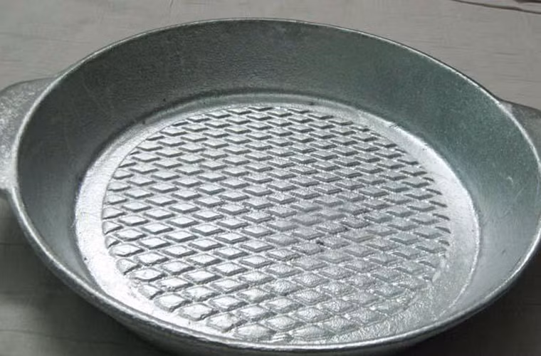 Xử lý chảo nhôm. Chảo nhôm dùng lâu dễ trở nên cáu bẩn. Thay vì mất công dùng cọ sắt đánh rửa, dùng chảo đun sôi phần vỏ táo sẽ dễ dàng loại bỏ vết bẩn, khiến chảo nhanh chóng lấy lại sự sạch sẽ, sáng bóng như mới.