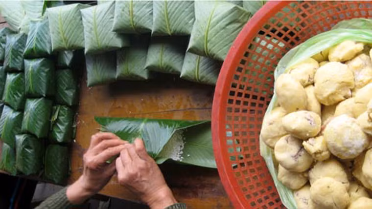 Ngoài ra, Thái Nguyên còn nổi tiếng với Bánh chưng Bờ Đậu. Nhờ có bí quyết riêng bánh nơi đây luôn giữ được vị dẻo thơm, xanh đẹp mắt ít nơi có được.