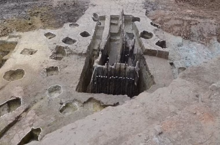 Ngay sau khi phát lộ, các nhà khảo cổ học, sử học đã có mặt để tìm hiểu, song, việc xác định tên gọi rất khó khăn bởi đây là lần đầu tiên họ được tiếp cận một di tích có hình thù đặc biệt như vậy.