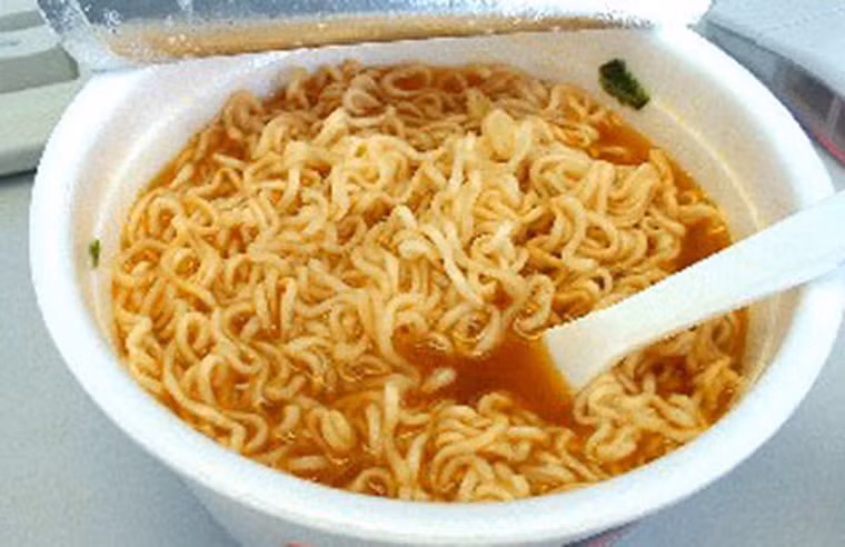 Mì tôm. Mì tôm được nhiều người lựa chọn bởi tính tiện dụng, hợp túi tiền. Tuy nhiên, sử dụng mì gói lượng lớn có thể khiến cơ thể bạn phải trả giá đắt. Trung bình, một gói mì có thể chứa 14g chất béo và lượng natri lên tới 1.580mg. Tiêu thụ lượng lớn hai chất này hoàn toàn không có lợi cho sự phát triển bình thường của hệ tim mạch.