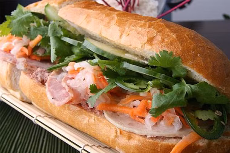 Bảo quản bánh mì. Việc bảo quản bánh mì đơn thuần trong tủ lạnh khiến chúng trở nên khô cứng, cực khó nuốt. Lúc này, bạn nên dùng vài ngọn cần tây tươi kẹp bánh, đưa vào túi ni lông kín. Ngoài tác dụng giữ bánh mềm xốp, cần tây còn giúp bánh có hương vị thơm ngon, tuyệt vời.