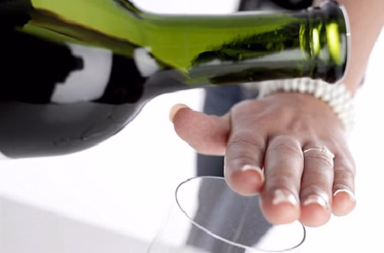 Không có phương pháp ngừa ung thư vú hoàn hảo. Dù vậy, chị em có thể ngăn ngừa nguy cơ ung thư vú bằng cách hạn chế lượng rượu đưa vào cơ thể mỗi ngày. Nếu không thể từ bỏ, bạn chỉ nên cho phép mình thưởng thức một ly rượu mỗi ngày mà thôi.