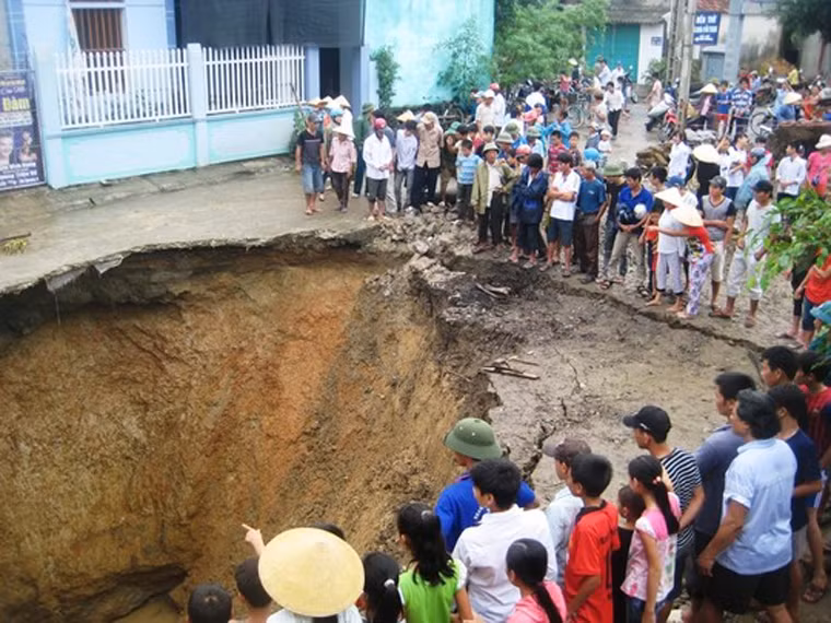Vụ sụt lún đất nghiêm trọng xảy ra khoảng 4h sáng ngày 28/10, tại địa bàn thôn 2, xã Quý Lộc (huyện Yên Định, Thanh Hóa) khiến 4 nhà dân đứng trước nguy cơ đổ sập.