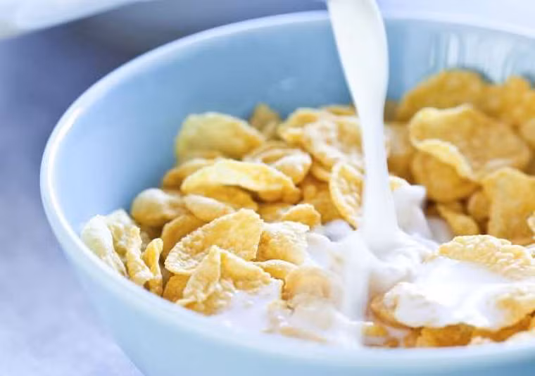 Ngũ cốc. Ngũ cốc là món ăn lành mạnh để bạn bắt đầu ngày mới. Tuy nhiên, nhiều loại ngũ cốc chứa tới 180-300 mg natri mỗi khẩu phần. Do đó, tốt hơn hết bạn nên dùng cháo bột yến mạch và trái cây.