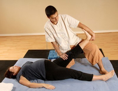 Massage. Xoa bóp nhẹ nhàng vùng lưng dưới giúp làm dịu vùng cơ đau mỏi một cách nhanh chóng. Bạn có thể ngồi áp mặt vào lưng ghế hoặc nằm nghiêng và nhờ người massage các cơ chạy dọc hai bên cột sống hoặc tập trung vào vùng lưng dưới.