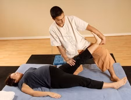 Massage. Xoa bóp nhẹ nhàng vùng lưng dưới giúp làm dịu vùng cơ đau mỏi một cách nhanh chóng. Bạn có thể ngồi áp mặt vào lưng ghế hoặc nằm nghiêng và nhờ người massage các cơ chạy dọc hai bên cột sống hoặc tập trung vào vùng lưng dưới.