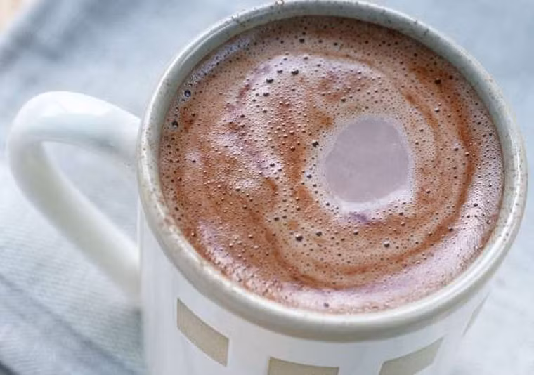 Chocolate nóng. Thức uống này chứa ít calo, chỉ 80-100 calo trong một gói hỗn hợp, nhưng chứa tới 161mg natri (chiếm 7% lượng muối ăn theo khuyến cáo). Vì vậy nếu đang thực hiện chế độ ăn kiêng muối, bạn nên tránh xa món này.