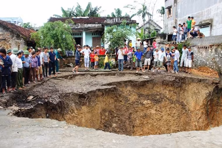 Vụ sụt lún ảnh hưởng nghiêm trọng đến con đường liên thôn, rất may không có thiệt hại về người.
