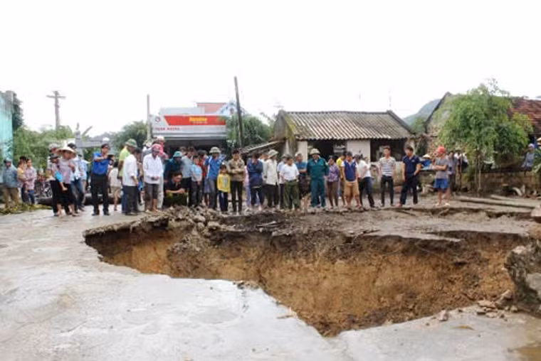 Chứng kiến sự việc, ông Dương Đức Hiền kể lại: “Khoảng 4 giờ sáng tôi nghe một tiếng động lớn nên chạy vội ra xem thì thấy bức tường rào của gia đình bị đổ sụp xuống một hố sâu vừa xuất hiện phía ngoài đường. Lúc đầu hố chỉ có chiều rộng khoảng hơn 5-6 m2, nhưng sau đó đất xung quanh tiếp tục lở xuống khiến miệng hố mỗi lúc một thêm rộng”.