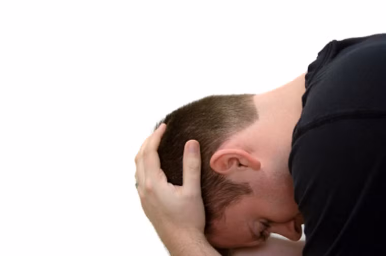 Đau ngực. Một trong những triệu chứng có thể gặp là đau ngực, vai hoặc vùng sau lưng. Đặc biệt, khi ung thư phổi di căn đến xương có thể gây đau tại các vùng xương bị ảnh hưởng. Nếu di căn đến não, nó có thể gây ra một số các triệu chứng thần kinh và đau đầu.