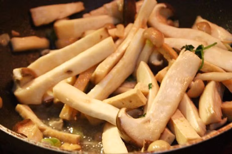 Đậu phụ xào nấm tươi.