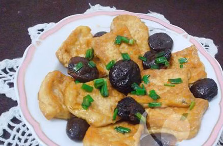 Đậu phụ kho nấm. Để làm món ngon từ đậu phụ này, bạn cần chuẩn bị hành, nấm, đậu phụ và một vài gia vị. Món ăn đạt chuẩn khi đậu rán màu vàng ươm bắt mắt kết hợp với vài tai nấm đen nở đều, dai mềm tuyệt ngon.