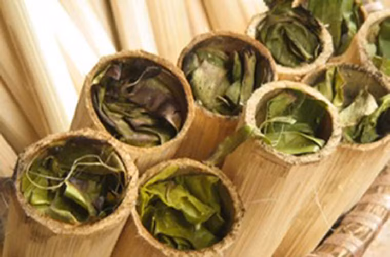 Cơm lam Định Hóa. Cơm lam quyến rũ người ăn bởi sự dẻo thơm từ gạo nếp và mùi thơm từ sự hòa quyện của tre non, lá chuối. Không gì tuyệt vời hơn khi thưởng thức món ăn bên bếp lửa bập bùng ngày đông.