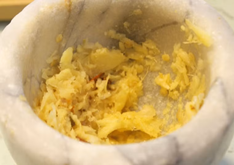 Ngoài ra, chị em có thể tận dụng gừng để loại bỏ mùi tanh dễ dàng. Cụ thể, tiến hành ướp cá với gừng trong vòng 30 phút trước khi nấu không chỉ làm tăng mùi thơm mà còn giải độc, triệt tiêu khả năng gây dị ứng ở cá.