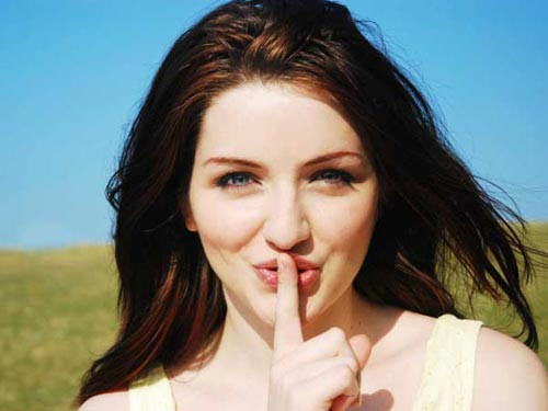 Áo ngực là “vũ khí” hữu hiệu chống lại sự chảy xệ của núi đôi. Lập luận này được đưa ra bởi các nhà sản xuất áo ngực nhằm nâng cao doanh thu của mình. Trong khi đó, giới khoa học có đầy đủ bằng chứng thuyết phục chỉ ra áo ngực không hề mang lại tác dụng “thần tiên” đó.