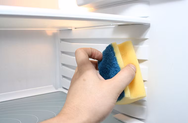 Lấy khăn mềm thấm với hỗn hợp nước, baking soda rồi nhẹ nhàng lau các bề mặt của tủ lạnh. Chú ý khe nhỏ bởi dịch thức ăn thường đọng lại nhiều ở đây.