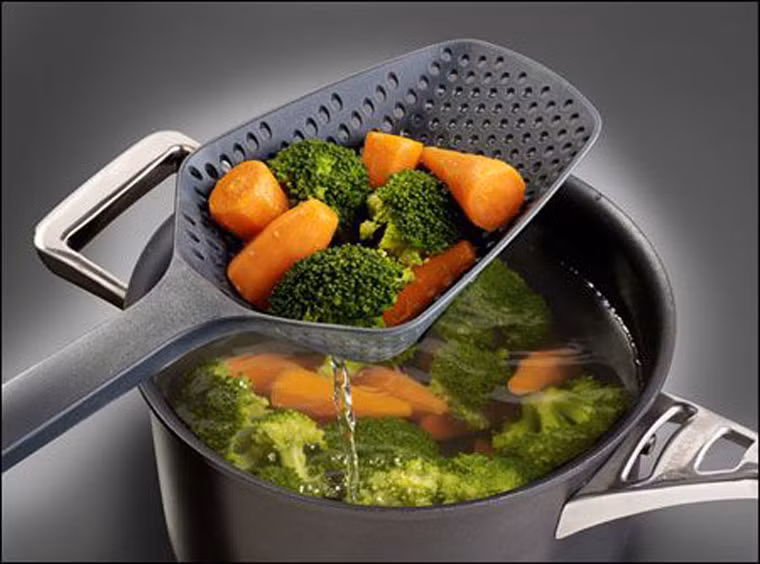 Bên cạnh đó cần chú ý đến mực nước trong nồi. Nước ngập rau góp phần giảm thiểu tình trạng rau tiếp xúc với không khí, hạn chế tình trạng thất thoát vitamin.