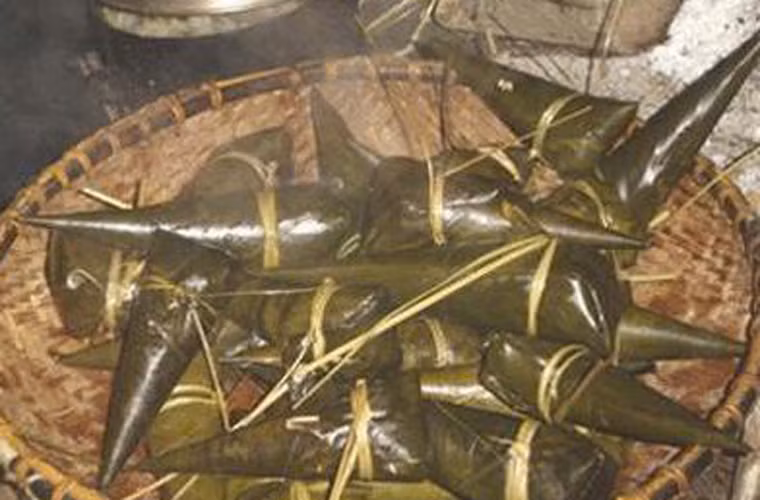 Nguyên liệu để làm cooc mò gồm lá dong, gạo nếp, lạc và một chút lạt mềm. Làm bánh cooc mò khá đơn giản so với những loại bánh khác song lại đòi hỏi sự cẩn trọng đặc biệt trong công đoạn buộc lạt. Nếu lỏng tay, bánh dễ bị nhiễm nước, trở nên nhão, nhạt, không ngon trong khi buộc chặt hạt nếp khó có thể nở, bánh bị sần, không dẻo và mất đi mùi thơm đặc trưng. Điều đặc biệt của cooc mò là không nhân nhưng càng nhai càng dễ cảm nhận vị thơm, béo, dẻo trong từng hạt nếp.