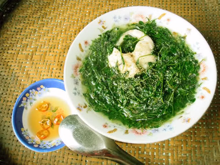 Rau nấu cá, nhúng lẩu hoặc chấm mắm kho là những món ăn tuyệt hảo của bà con miệt vườn. Ngoài ra, nó có thể nấu với thịt heo bầm nhuyễn, tép hoặc tôm mang lại công dụng lợi tiểu, bổ thận, giúp ăn ngon và giảm đau khi đắp lên nơi tê thấp, rắn cắn.