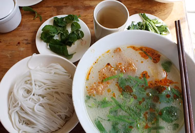 Vì đường qua cầu khá dài nên đồ ăn thường bị nguội. Tình cờ một lần, đứa con ở nhà cho thịt vào bát canh, gắp ra thấy vừa nóng vừa ngon nên người vợ nghĩ ra cách mới làm bún cho chồng.