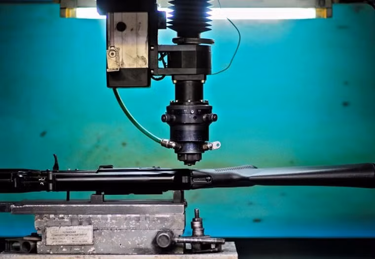 Đối với những giai đoạn không quan trọng nhưng ngốn rất nhiều thời gian nếu làm bằng tay, người ta sử dụng máy móc để thực hiện.