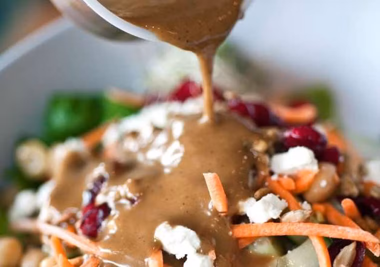 Nước sốt và dầu giấm. Có lẽ bạn không ngạc nhiên về chuyện dầu giấm và nước sốt chứa muối, nhưng sẽ "sốc" khi biết được lượng muối thực sự có trong chúng. Theo tính toán, hai muỗng canh dầu giấm hoặc nước sốt thịt nướng có thể chứa tới 300 mg natri (chiếm 10%-15% lượng muối cho phép mỗi ngày của bạn). Bạn chỉ có thể kiểm soát lượng natri trong những món này bằng cách tự làm ở nhà.