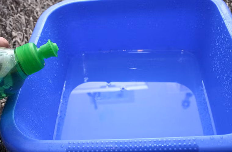 Cho xà phòng vào khuấy đều. Tốt nhất nên lựa chọn loại dầu chuyên rửa bát, cốc chén.