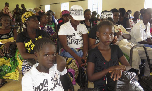 Những bệnh nhân sống sót trong một phòng khám sức khỏe tại Freetown ngày 6/10/2014. Ảnh. Umaru Fofana/Reuters.