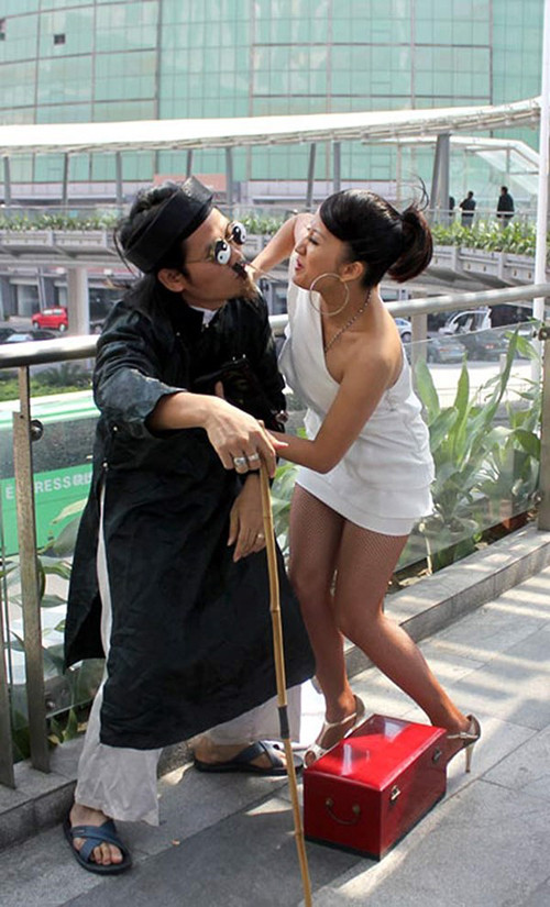 Vượng "râu" lấy đề tài truyền hình thực tế để làm tiểu phẩm cho đĩa hài Tết bởi sự bức xúc của mình.