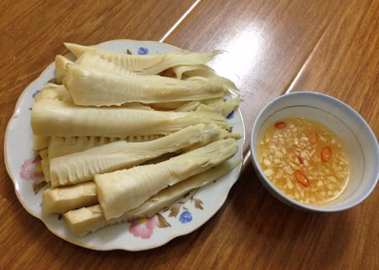 Măng đắng thường được luộc ăn cùng mắc khén mang lại cảm giác đắng bùi dễ chịu. Nếu không có mắc khén, bạn có thể thay thế bằng mắm tôm hoặc mắm pha thêm chút đường.