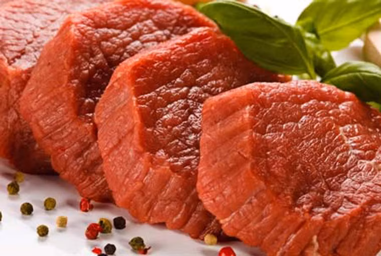 Thịt đỏ. Thịt đỏ phổ biến đến mức nó xuất hiện ở hầu hết bữa ăn của các gia đình. Tuy nhiên, việc tiêu thụ quá nhiều thực phẩm này làm tăng lượng chất béo bất lợi cho sự phát triển bình thường của các mạch máu và tim.