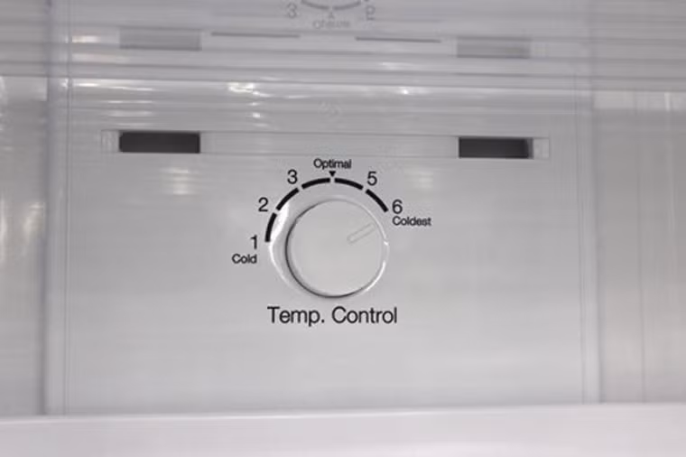 Chú ý điều chỉnh nhiệt độ. Khi bảo quản thịt trong tủ lạnh cần đặc biệt chú ý đến việc điều chỉnh nhiệt độ. Tốt nhất, nên duy trì nhiệt độ thấp hơn 5 độ C nhằm hạn chế sự phát triển của các loại vi khuẩn có hại. Bên cạnh đó, tránh mở tủ lạnh thường xuyên, mở tủ thời gian dài vừa gây hao phí điện vừa làm tăng nhiệt độ bên trong tủ.