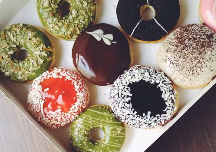 Bánh đóng hộp. Bánh nướng đóng hộp thường chứa nhiều đường và tinh bột, nhưng chúng cũng chứa nhiều muối. Theo Weintraub, việc bảo quản bánh dựa vào natri, vì vậy muối đã được thêm vào trong quá trình nướng. Ngoài ra, việc chế biến bánh cũng mang lại nhiều điều tiêu cực: nhiều calo, chất béo, đôi khi cả chất béo chuyển hóa - những thứ có hại cho sức khỏe.