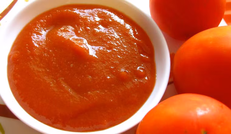 Tiêu thụ nhiều cà chua đã chế biến. Cà chua chứa nhiều lycopene góp phần giảm tới 35% nguy cơ ung thư tiền liệt tuyến. Đặc biệt, cà chua qua chế biến góp phần phát huy hiệu quả ngừa bệnh của lycopene cao hơn nhiều. Bên cạnh đó, loại quả này còn chứa nhiều chất chống oxy hóa mạnh như flavonoid và vitamin.