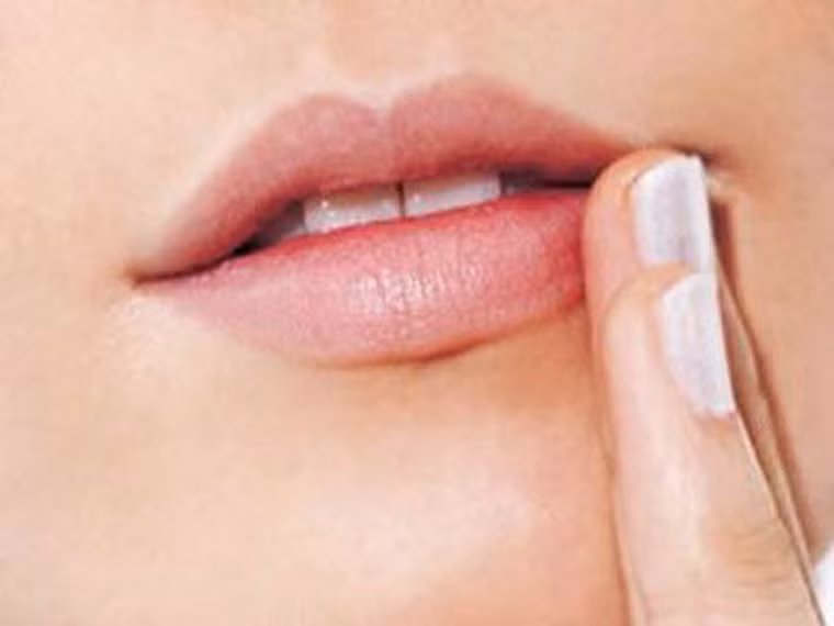 Dưỡng ẩm môi. Môi khô không chỉ là phản ứng với thời tiết mùa đông. Nó còn bắt nguồn từ việc tiếp xúc với ánh mặt trời. Để khắc phục, bạn chỉ cần chà chút đường cát lên môi, rửa lại với nước rồi thoa kem dưỡng.